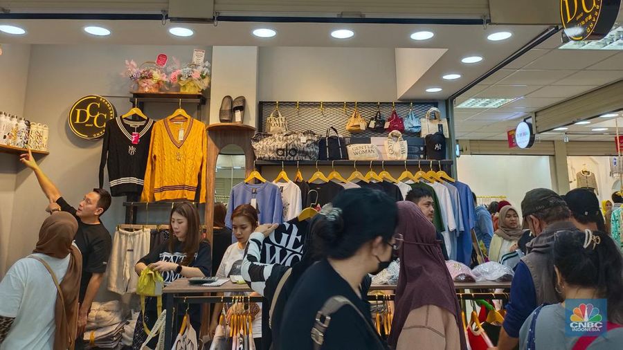 Suasana Little Bangkok di Pasar Tanah Abang ramai pengunjung, Jakarta Pusat. (CNBC Indonesia/Martyasari Rizky)