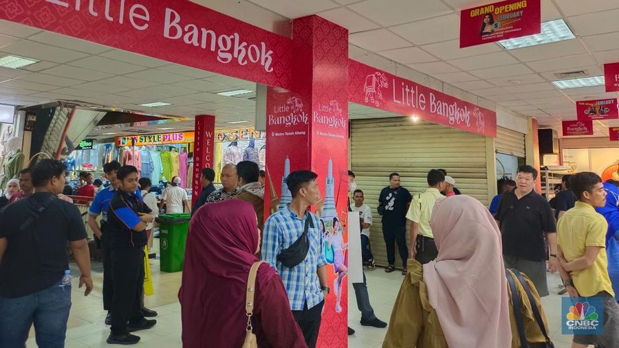 Suasana Little Bangkok di Pasar Tanah Abang ramai pengunjung, Jakarta Pusat. (CNBC Indonesia/Martyasari Rizky)