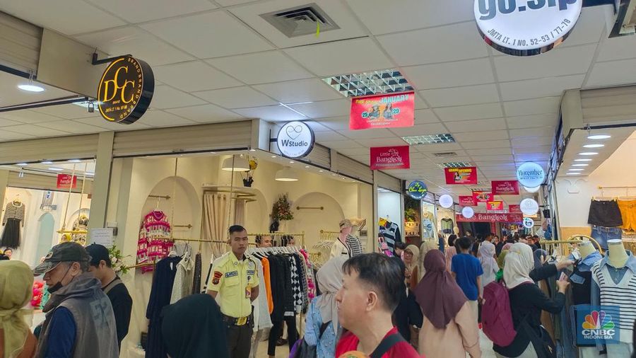 Suasana Little Bangkok di Pasar Tanah Abang ramai pengunjung, Jakarta Pusat. (CNBC Indonesia/Martyasari Rizky)