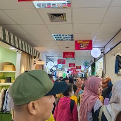Ramai-ramai Orang Belanja ke Little Bangkok, Begini Penampakannya