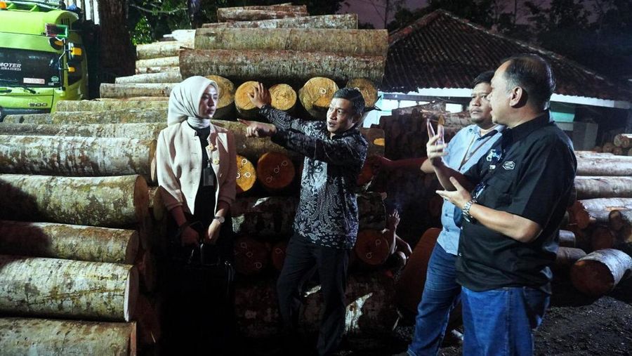 Yudi Eko Sentosa, pengusaha kayu kelahiran Majenang, Cilacap sibuk belajar Bahasa Inggris dari subtitle film/Paulus Yoga