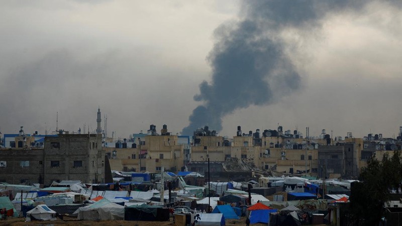 Dalam video yang diterima Reuters tersebut ditunjukkan para pejuang Hamas membawa peluncur roket yang ditembakkan ke tank. Hamas dan Jihad Islam mengatakan para pejuang bentrok dengan pasukan Israel di beberapa wilayah, dan berhasil menghancurkan dua tank Israel di Khan Younis. (Tangkapan Layar Video Reuters/HAMAS MILITARY WING)