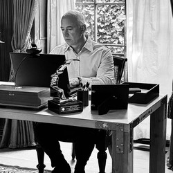 Jeff Bezos Hartanya Unlimited, tapi Masih Pakai Meja Butut
