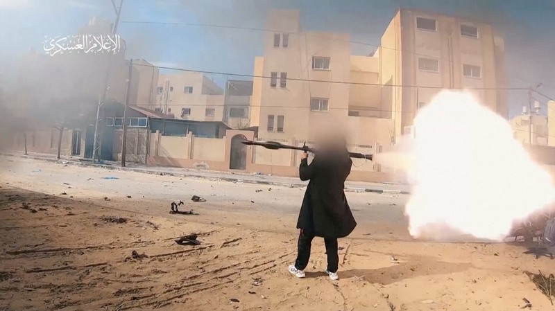 Dalam video yang diterima Reuters tersebut ditunjukkan para pejuang Hamas membawa peluncur roket yang ditembakkan ke tank. Hamas dan Jihad Islam mengatakan para pejuang bentrok dengan pasukan Israel di beberapa wilayah, dan berhasil menghancurkan dua tank Israel di Khan Younis. Dalam video yang diterima Reuters tersebut ditunjukkan para pejuang Hamas membawa peluncur roket yang ditembakkan ke tank. Hamas dan Jihad Islam mengatakan para pejuang bentrok dengan pasukan Israel di beberapa wilayah, dan berhasil menghancurkan dua tank Israel di Khan Younis. (Tangkapan Layar Video Reuters/HAMAS MILITARY WING)