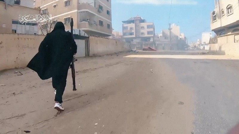 Dalam video yang diterima Reuters tersebut ditunjukkan para pejuang Hamas membawa peluncur roket yang ditembakkan ke tank. Hamas dan Jihad Islam mengatakan para pejuang bentrok dengan pasukan Israel di beberapa wilayah, dan berhasil menghancurkan dua tank Israel di Khan Younis. (Tangkapan Layar Video Reuters/HAMAS MILITARY WING)