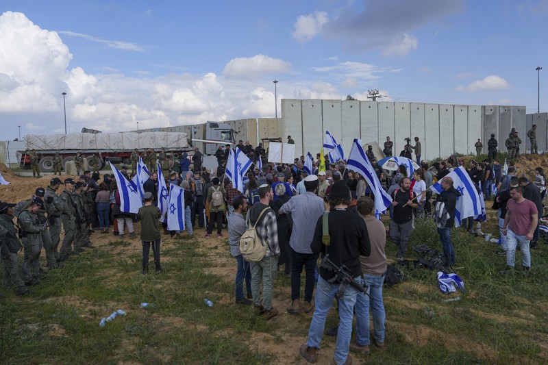 Demonstran Israel melakukan unjuk rasa di sisi perbatasan Kerem Shalom pada Senin (29/1) menuntut pembebasan sandera di Gaza. (AP Photo/Tsafrir Abayov) Demonstran Israel melakukan unjuk rasa di sisi perbatasan Kerem Shalom pada Senin (29/1) menuntut pembebasan sandera di Gaza. (AP Photo/Tsafrir Abayov)