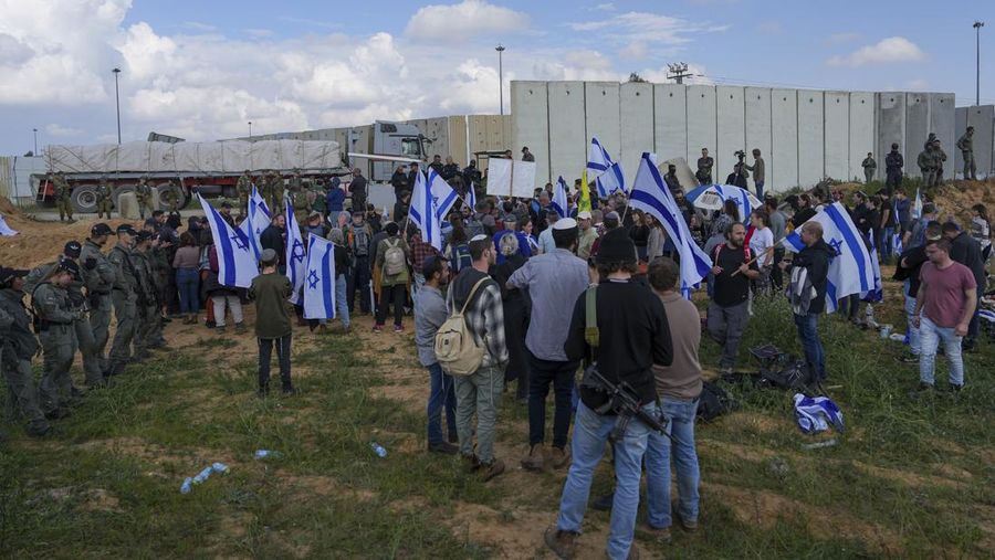 Demonstran Israel melakukan unjuk rasa di sisi perbatasan Kerem Shalom pada Senin (29/1) menuntut pembebasan sandera di Gaza. (AP Photo/Tsafrir Abayov)