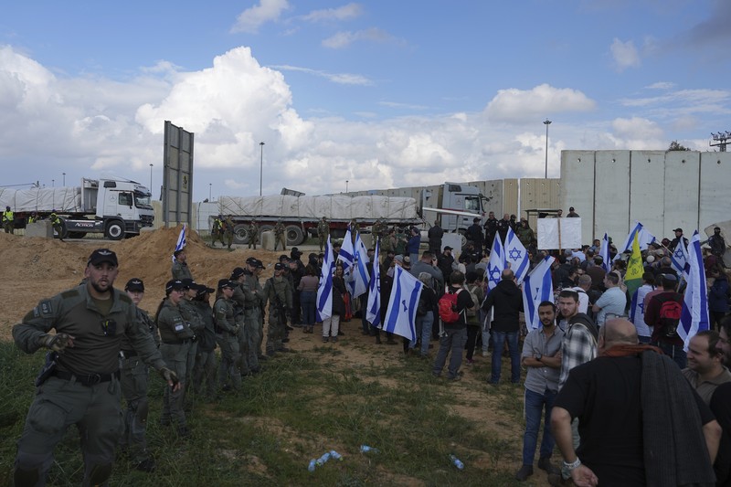 Demonstran Israel melakukan unjuk rasa di sisi perbatasan Kerem Shalom pada Senin (29/1) menuntut pembebasan sandera di Gaza. (AP Photo/Tsafrir Abayov) Demonstran Israel melakukan unjuk rasa di sisi perbatasan Kerem Shalom pada Senin (29/1) menuntut pembebasan sandera di Gaza. (AP Photo/Tsafrir Abayov)
