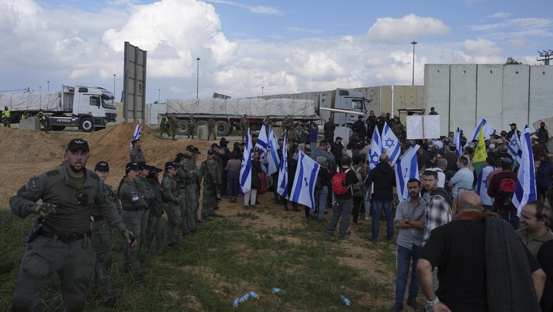 Demonstran Israel melakukan unjuk rasa di sisi perbatasan Kerem Shalom pada Senin (29/1) menuntut pembebasan sandera di Gaza. (AP Photo/Tsafrir Abayov)