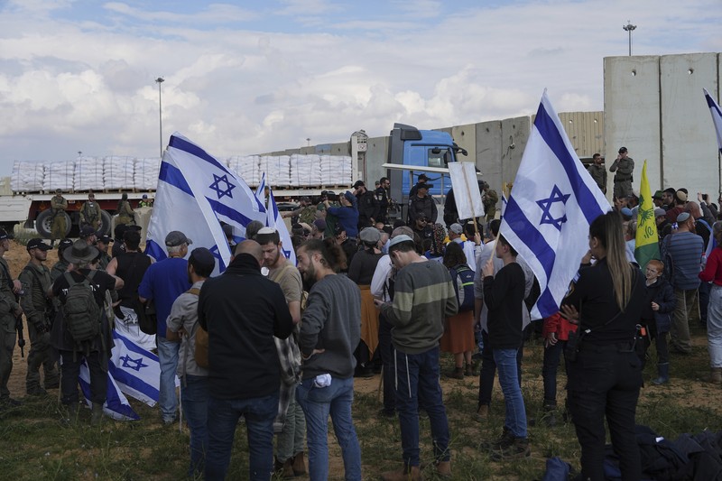 Demonstran Israel melakukan unjuk rasa di sisi perbatasan Kerem Shalom pada Senin (29/1) menuntut pembebasan sandera di Gaza. (AP Photo/Tsafrir Abayov) Demonstran Israel melakukan unjuk rasa di sisi perbatasan Kerem Shalom pada Senin (29/1) menuntut pembebasan sandera di Gaza. (AP Photo/Tsafrir Abayov)