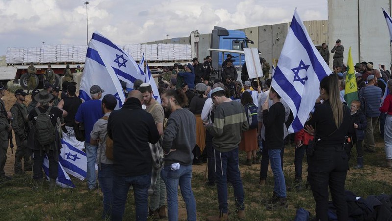 Demonstran Israel melakukan unjuk rasa di sisi perbatasan Kerem Shalom pada Senin (29/1) menuntut pembebasan sandera di Gaza. (AP Photo/Tsafrir Abayov)