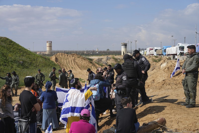 Demonstran Israel melakukan unjuk rasa di sisi perbatasan Kerem Shalom pada Senin (29/1) menuntut pembebasan sandera di Gaza. (AP Photo/Tsafrir Abayov) Demonstran Israel melakukan unjuk rasa di sisi perbatasan Kerem Shalom pada Senin (29/1) menuntut pembebasan sandera di Gaza. (AP Photo/Tsafrir Abayov)