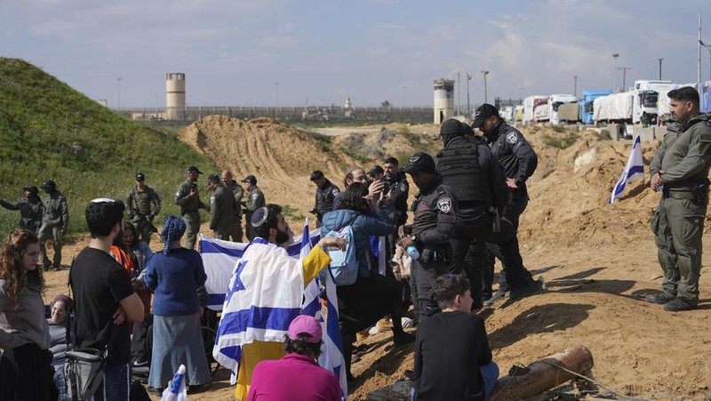 Demonstran Israel melakukan unjuk rasa di sisi perbatasan Kerem Shalom pada Senin (29/1) menuntut pembebasan sandera di Gaza. (AP Photo/Tsafrir Abayov)