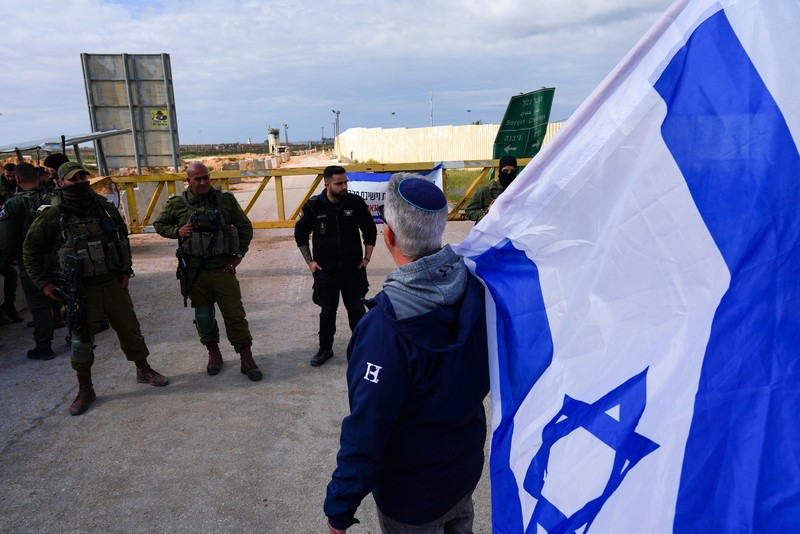 Demonstran Israel melakukan unjuk rasa di sisi perbatasan Kerem Shalom pada Senin (29/1) menuntut pembebasan sandera di Gaza. (AP Photo/Tsafrir Abayov) Demonstran Israel melakukan unjuk rasa di sisi perbatasan Kerem Shalom pada Senin (29/1) menuntut pembebasan sandera di Gaza. (AP Photo/Tsafrir Abayov)