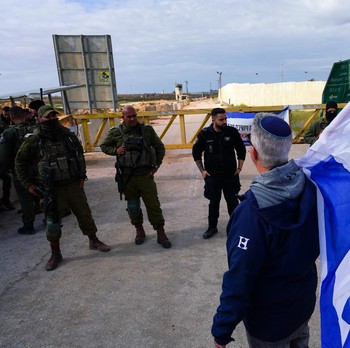 Potret Aksi Warga Israel Tutup Jalur Truk Bantuan ke Palestina