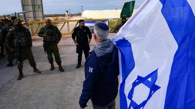 Demonstran Israel melakukan unjuk rasa di sisi perbatasan Kerem Shalom pada Senin (29/1) menuntut pembebasan sandera di Gaza. (AP Photo/Tsafrir Abayov)