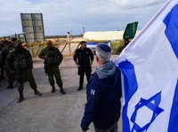 Potret Aksi Warga Israel Tutup Jalur Truk Bantuan ke Palestina