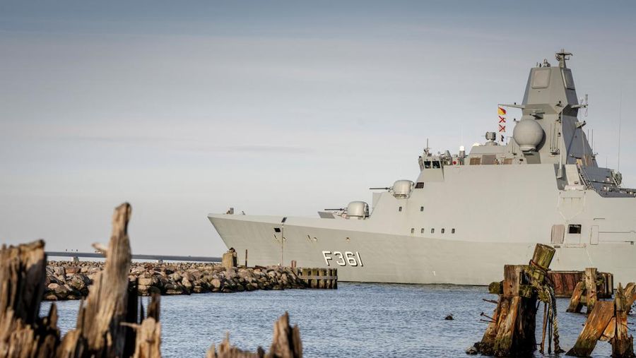 Fregat Denmark Iver Huitfeldt berangkat ke Teluk Aden, dari Pangkalan Angkatan Laut di Korsoer, Denmark, 29 Januari 2024. Fregat Denmark akan berkontribusi untuk memperkuat keamanan maritim di dan sekitar Laut Merah. (Ritzau Scanpix/Mads Claus Rasmussen via REUTERS)