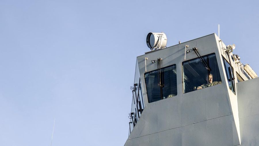 Fregat Denmark Iver Huitfeldt berangkat ke Teluk Aden, dari Pangkalan Angkatan Laut di Korsoer, Denmark, 29 Januari 2024. Fregat Denmark akan berkontribusi untuk memperkuat keamanan maritim di dan sekitar Laut Merah. (Ritzau Scanpix/Mads Claus Rasmussen via REUTERS)