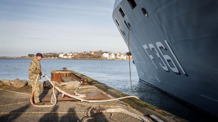 Fregat Denmark Iver Huitfeldt berangkat ke Teluk Aden, dari Pangkalan Angkatan Laut di Korsoer, Denmark, 29 Januari 2024. Fregat Denmark akan berkontribusi untuk memperkuat keamanan maritim di dan sekitar Laut Merah. (Ritzau Scanpix/Mads Claus Rasmussen via REUTERS)
