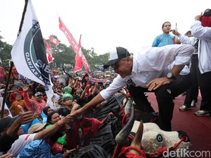 Ganjar Terharu Pendukung Hujan-hujanan Hadiri Kampanye: Jemput Kemenangan