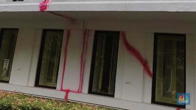 Gedung Heritage, tempat Menteri ESDM berkantor, di Jl.Medan Merdeka Selatan, Jakarta, tampak retak dan lantai agak ambles. (CNBC Indonesia/Verda Nano Setiawan)