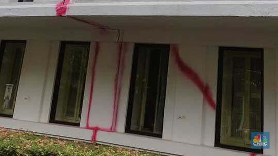 Gedung Heritage, tempat Menteri ESDM berkantor, di Jl.Medan Merdeka Selatan, Jakarta, tampak retak dan lantai agak ambles. (CNBC Indonesia/Verda Nano Setiawan)