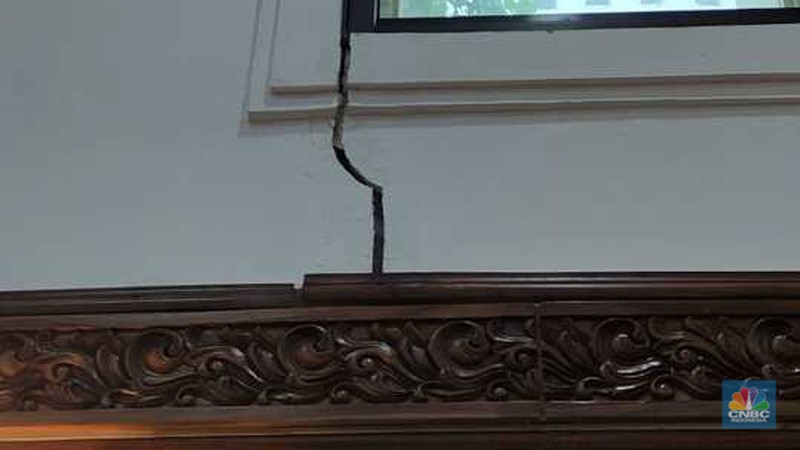 Gedung Heritage, tempat Menteri ESDM berkantor, di Jl.Medan Merdeka Selatan, Jakarta, tampak retak dan lantai agak ambles. (CNBC Indonesia/Verda Nano Setiawan)