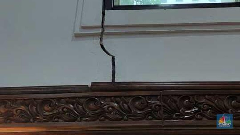Gedung Heritage, tempat Menteri ESDM berkantor, di Jl.Medan Merdeka Selatan, Jakarta, tampak retak dan lantai agak ambles. (CNBC Indonesia/Verda Nano Setiawan)