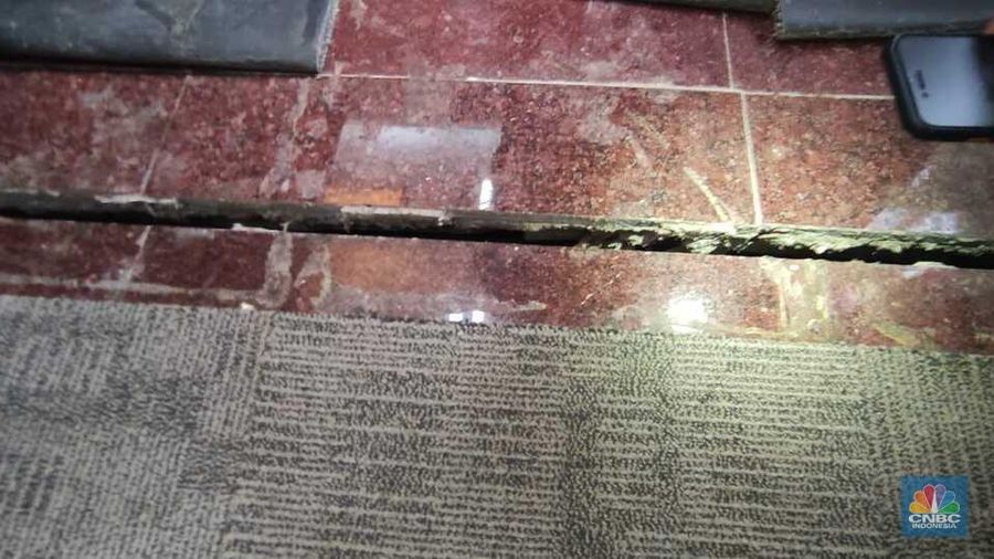 Gedung Heritage, tempat Menteri ESDM berkantor, di Jl.Medan Merdeka Selatan, Jakarta, tampak retak dan lantai agak ambles. (CNBC Indonesia/Verda Nano Setiawan)