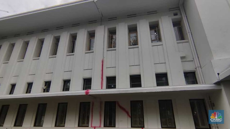 Gedung Heritage, tempat Menteri ESDM berkantor, di Jl.Medan Merdeka Selatan, Jakarta, tampak retak dan lantai agak ambles. (CNBC Indonesia/Verda Nano Setiawan)