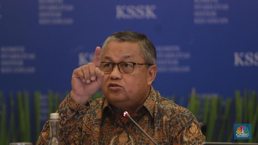 Gubernur BI Perry Warjiyo memberi pemaparan di Konferensi pers Hasil Rapat Berkala KSSK I Tahun 2024 di Kementerian Keuangan, Selasa (30/1/2024). (CNBC Indonesia/Muhammad Sabki)