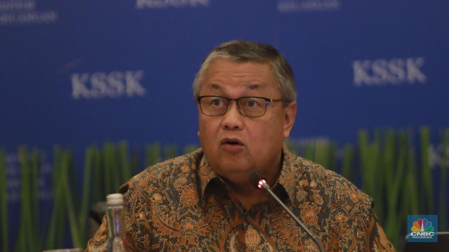 Gubernur BI Perry Warjiyo memberi pemaparan di Konferensi pers Hasil Rapat Berkala KSSK I Tahun 2024 di Kementerian Keuangan, Selasa (30/1/2024). (CNBC Indonesia/Muhammad Sabki)