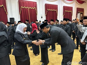 Khofifah Lantik Ratusan Pejabat Eselon III, Beri 4 Pesan Khusus Ini