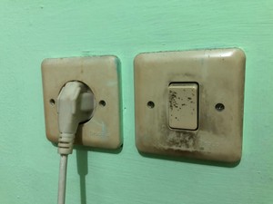 Ternyata Colokan Listrik Dekat Kasur Bisa Picu Kanker, Ini Penyebabnya