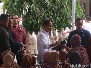 Di Bantul, Jokowi Bagi-bagi 2 Sepeda dan Kaus ke Warga