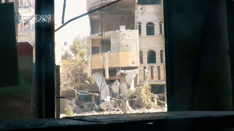 Dalam video yang diterima Reuters tersebut ditunjukkan para pejuang Hamas membawa peluncur roket yang ditembakkan ke tank. Hamas dan Jihad Islam mengatakan para pejuang bentrok dengan pasukan Israel di beberapa wilayah, dan berhasil menghancurkan dua tank Israel di Khan Younis. Dalam video yang diterima Reuters tersebut ditunjukkan para pejuang Hamas membawa peluncur roket yang ditembakkan ke tank. Hamas dan Jihad Islam mengatakan para pejuang bentrok dengan pasukan Israel di beberapa wilayah, dan berhasil menghancurkan dua tank Israel di Khan Younis. (Tangkapan Layar Video Reuters/HAMAS MILITARY WING)