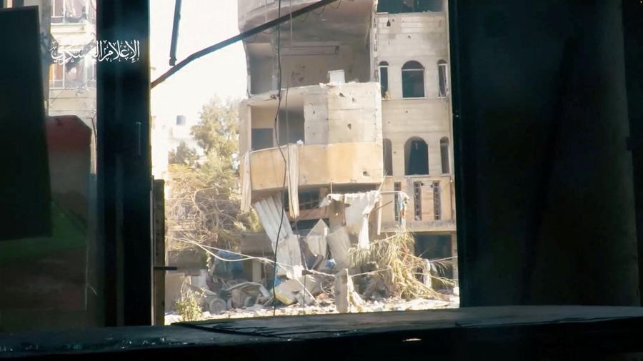 Dalam video yang diterima Reuters tersebut ditunjukkan para pejuang Hamas membawa peluncur roket yang ditembakkan ke tank. Hamas dan Jihad Islam mengatakan para pejuang bentrok dengan pasukan Israel di beberapa wilayah, dan berhasil menghancurkan dua tank Israel di Khan Younis. (Tangkapan Layar Video Reuters/HAMAS MILITARY WING)