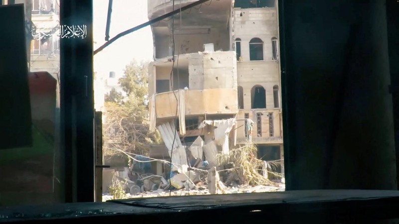 Dalam video yang diterima Reuters tersebut ditunjukkan para pejuang Hamas membawa peluncur roket yang ditembakkan ke tank. Hamas dan Jihad Islam mengatakan para pejuang bentrok dengan pasukan Israel di beberapa wilayah, dan berhasil menghancurkan dua tank Israel di Khan Younis. (Tangkapan Layar Video Reuters/HAMAS MILITARY WING)