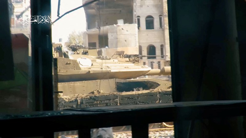 Dalam video yang diterima Reuters tersebut ditunjukkan para pejuang Hamas membawa peluncur roket yang ditembakkan ke tank. Hamas dan Jihad Islam mengatakan para pejuang bentrok dengan pasukan Israel di beberapa wilayah, dan berhasil menghancurkan dua tank Israel di Khan Younis. Dalam video yang diterima Reuters tersebut ditunjukkan para pejuang Hamas membawa peluncur roket yang ditembakkan ke tank. Hamas dan Jihad Islam mengatakan para pejuang bentrok dengan pasukan Israel di beberapa wilayah, dan berhasil menghancurkan dua tank Israel di Khan Younis. (Tangkapan Layar Video Reuters/HAMAS MILITARY WING)