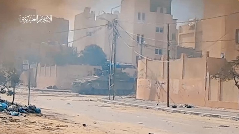 Dalam video yang diterima Reuters tersebut ditunjukkan para pejuang Hamas membawa peluncur roket yang ditembakkan ke tank. Hamas dan Jihad Islam mengatakan para pejuang bentrok dengan pasukan Israel di beberapa wilayah, dan berhasil menghancurkan dua tank Israel di Khan Younis. (Tangkapan Layar Video Reuters/HAMAS MILITARY WING)