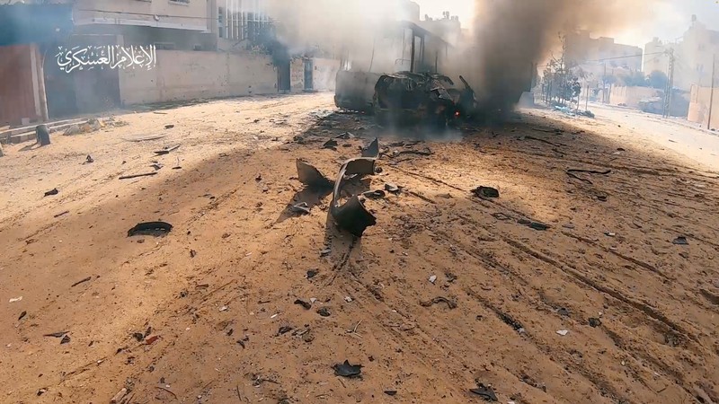 Dalam video yang diterima Reuters tersebut ditunjukkan para pejuang Hamas membawa peluncur roket yang ditembakkan ke tank. Hamas dan Jihad Islam mengatakan para pejuang bentrok dengan pasukan Israel di beberapa wilayah, dan berhasil menghancurkan dua tank Israel di Khan Younis. Dalam video yang diterima Reuters tersebut ditunjukkan para pejuang Hamas membawa peluncur roket yang ditembakkan ke tank. Hamas dan Jihad Islam mengatakan para pejuang bentrok dengan pasukan Israel di beberapa wilayah, dan berhasil menghancurkan dua tank Israel di Khan Younis. (Tangkapan Layar Video Reuters/HAMAS MILITARY WING)