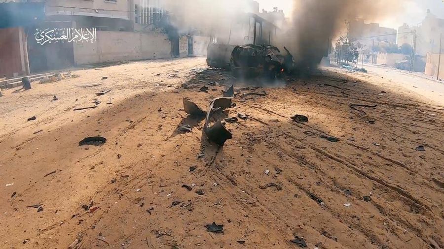 Dalam video yang diterima Reuters tersebut ditunjukkan para pejuang Hamas membawa peluncur roket yang ditembakkan ke tank. Hamas dan Jihad Islam mengatakan para pejuang bentrok dengan pasukan Israel di beberapa wilayah, dan berhasil menghancurkan dua tank Israel di Khan Younis. (Tangkapan Layar Video Reuters/HAMAS MILITARY WING)