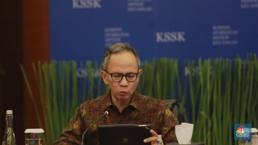 Ketua DK OJK, Mahendra Siregar dalam acara Konferensi pers Hasil Rapat Berkala KSSK I Tahun 2024 di Kementerian Keuangan, Selasa (30/1/2024). (²©²ÊÍøÕ¾/Muhammad Sabki)