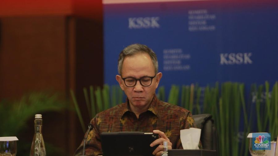Ketua DK OJK, Mahendra Siregar dalam acara Konferensi pers Hasil Rapat Berkala KSSK I Tahun 2024 di Kementerian Keuangan, Selasa (30/1/2024). (CNBC Indonesia/Muhammad Sabki)