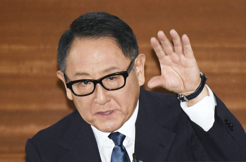 Pimpinan Toyota Motor Akio Toyoda meminta maaf atas skandal di tiga grup perusahaan saat konferensi pers di Nagoya, Jepang pada 30 Januari 2024, dalam foto yang diambil oleh Kyodo. (Instagram @akiotoyoda_official)