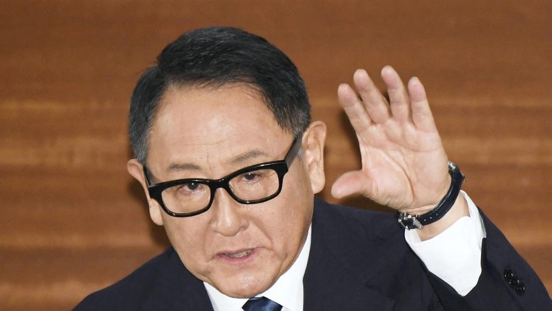 Pimpinan Toyota Motor Akio Toyoda meminta maaf atas skandal di tiga grup perusahaan saat konferensi pers di Nagoya, Jepang pada 30 Januari 2024, dalam foto yang diambil oleh Kyodo. (Instagram @akiotoyoda_official)