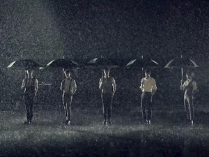 10 Lagu K-Pop Buat Backsound Konten Hujan di Sosmed Kamu