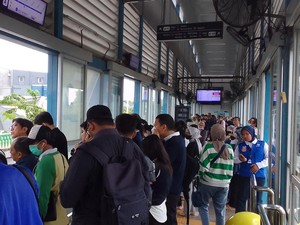 Penumpang Menumpuk di Halte Velbak gegara Bus TransJ Terhambat Genangan
