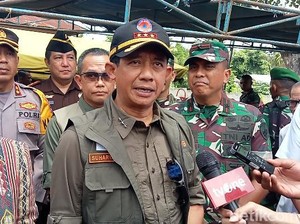 BNPB Serahkan Rp 500 Juta-Ribuan Paket Logistik ke Pengungsi Lewotobi
